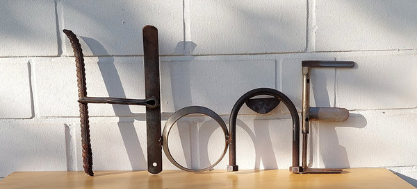 HOME - Buchstabenskulptur aus Metallschrott, alte Metallteile, Rostiges als Dekoration